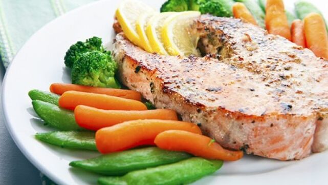 کیٹوجینک غذا کے لیے مچھلی اور سبزیاں